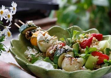 Grillade grönsaksspett med fruktig mathavre