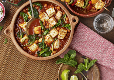 Curry med kikærter og stegt ost