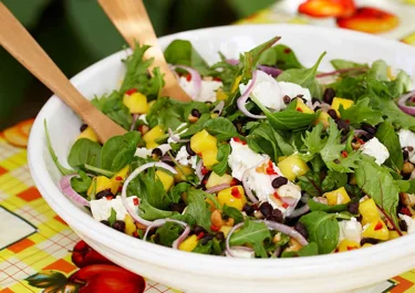 Fruktig bönsallad med fetaost och nötter