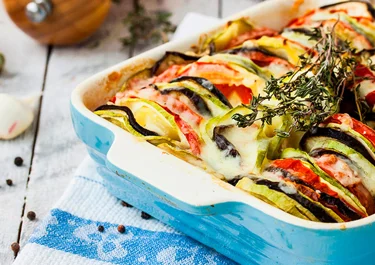 Ratatouille de verduras con Arla Mozzarella rallado y en lonchas