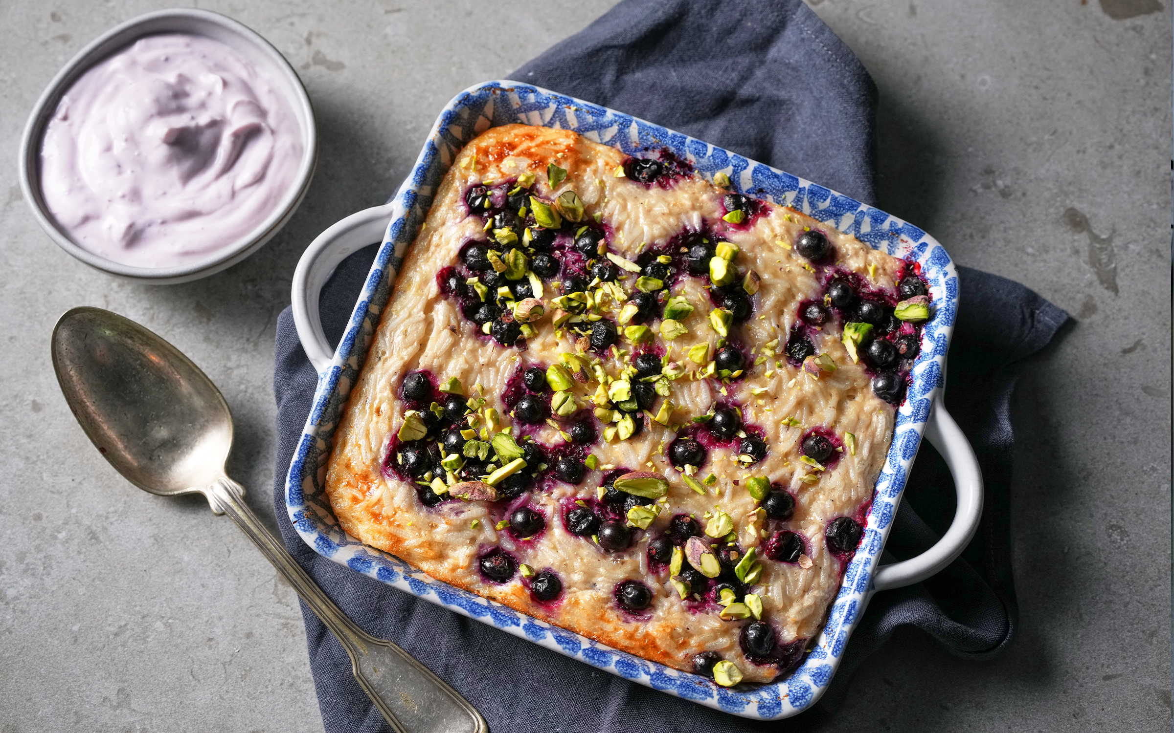 Bakad riskaka med kvarg och blåbär