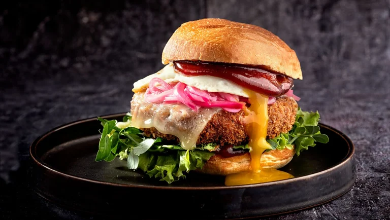 Burger végétarien aux pois cassés et sauce barbecue