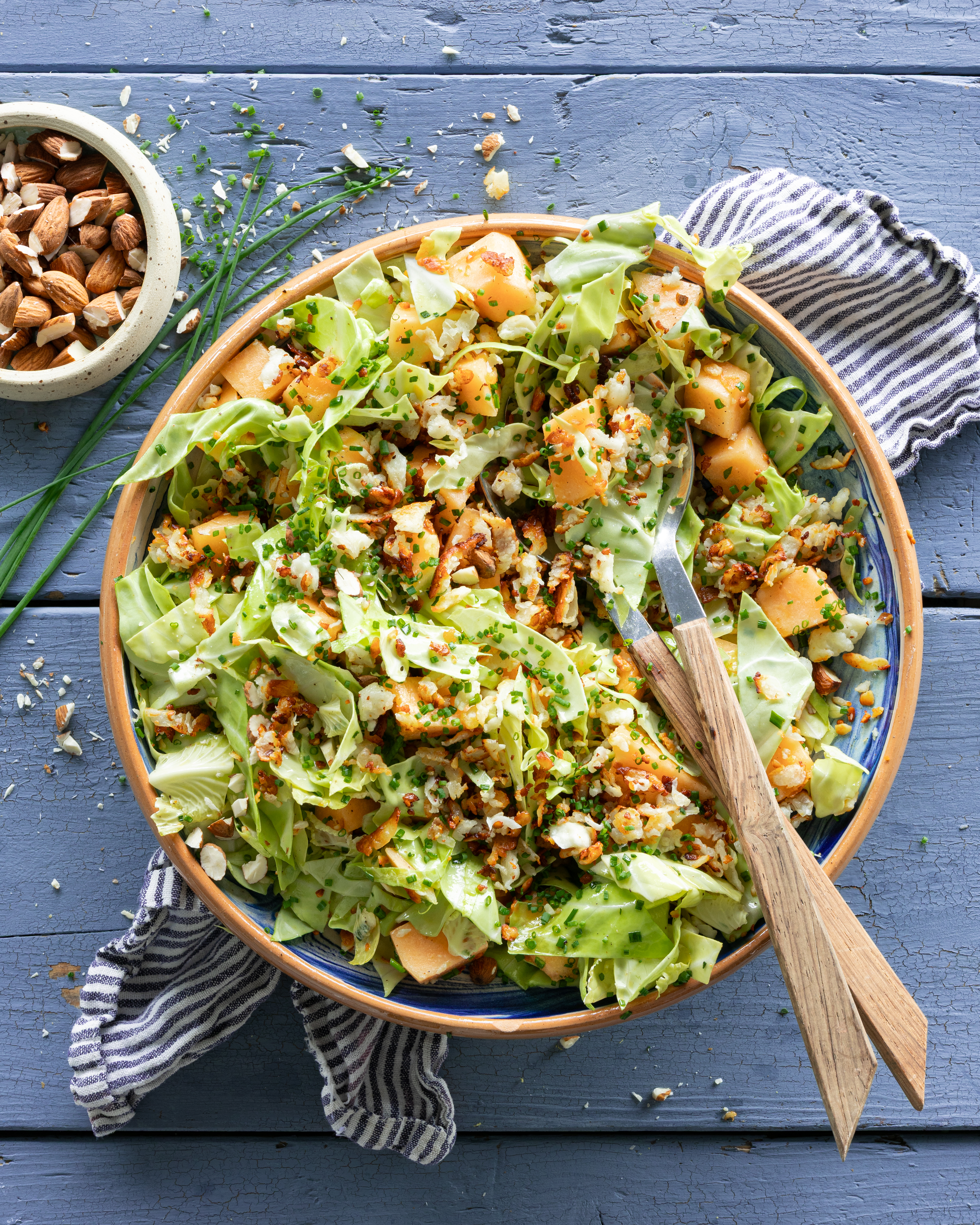 Spidskålssalat med sprød grillost