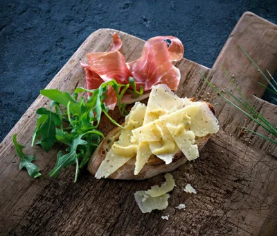 Garlic crostini with cheese and vinaigrette