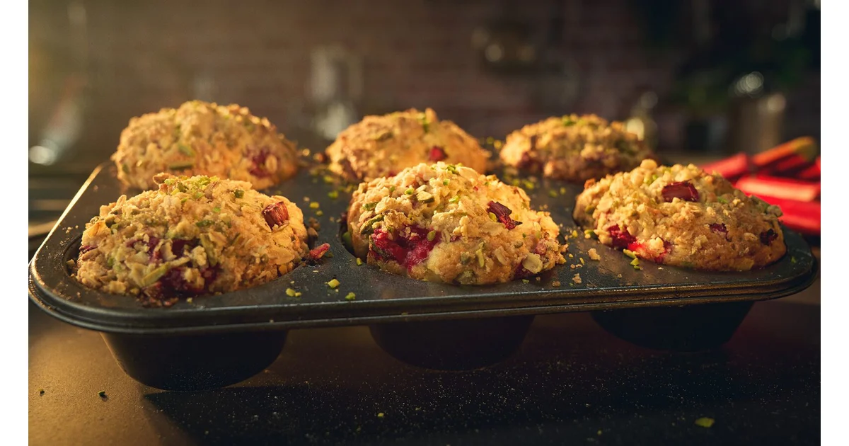 Breakfast muffins ( Raspberry and rhubarb ) | Lurpak®