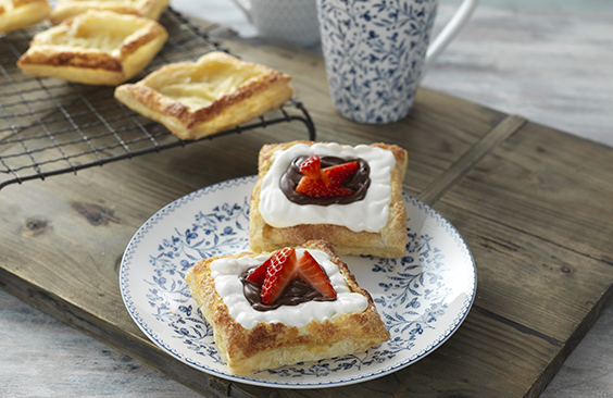 فطيرة دانيش بالجبنة والشوكولا والفراولة