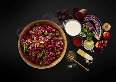 Coleslaw af rødkål, rødbeder og granatæblekerner