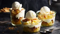Trifle på äpple med smulkrisp och vaniljglass