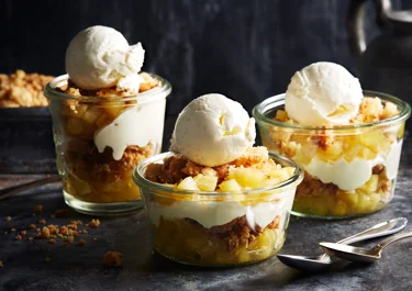 Trifle på äpple med smulkrisp och vaniljglass
