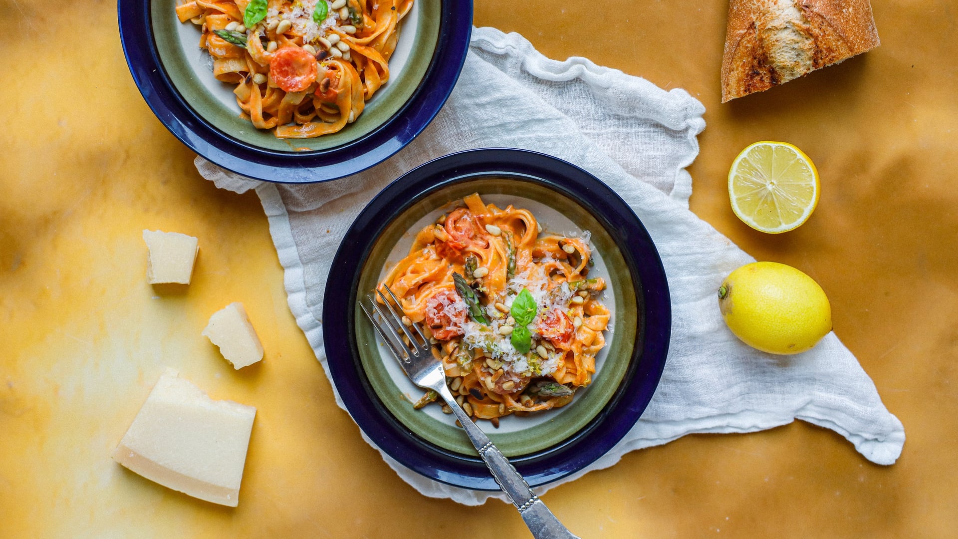 Pasta met groene asperges en tomaten