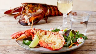 Gratineret hummer med wasabiflødeskum