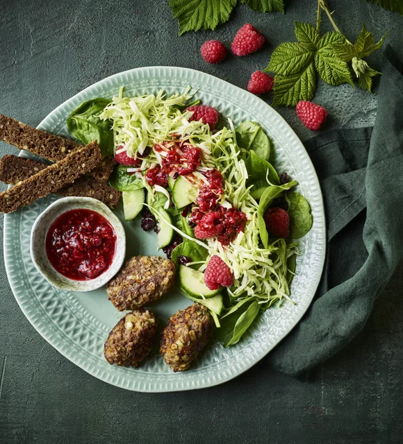 Beef meatballs with raspberry salad