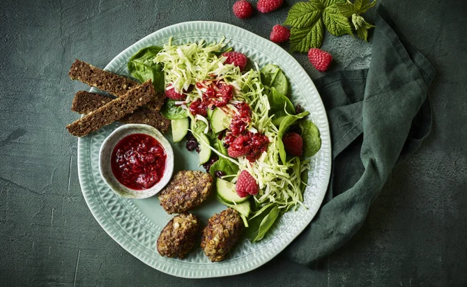 Beef meatballs with raspberry salad
