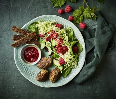 Oksedeller med hindbærsalat