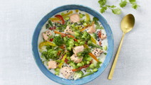 Grøntsagssuppe med edamamebønner og laks