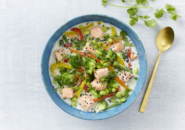 Grøntsagssuppe med edamamebønner og laks