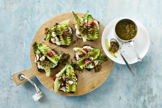 Grillet agurk med brunet smør, kapers og flødeost