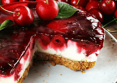 Tarta de cuajada y cerezas con miel