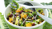 Salat med kikærter, kål, frugt og linser