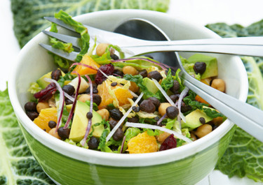 Salat med kikærter, kål, frugt og linser