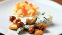 Honungsnötter med blåmögelost och fruktsallad