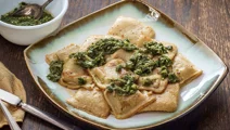 Raviolis al pesto con queso y nueces