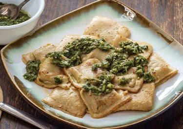 Raviolis al pesto con queso y nueces