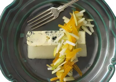 Pärongelé med gräddädel och päron- och aprikossallad