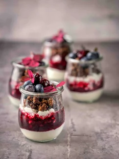 Morgen-trifli med hytteost, blåbær, yoghurt og hjemmelavet mysli på gårsdagens frugt