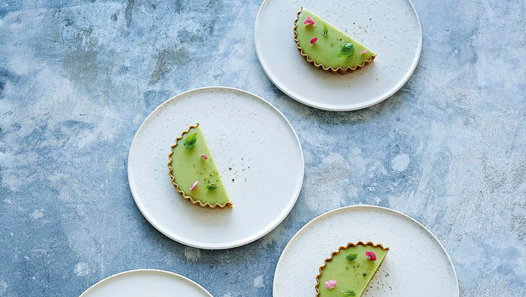 Pistacietærter med lime og basilikum