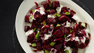 Rødbedesalat med quinoa og myntefløde