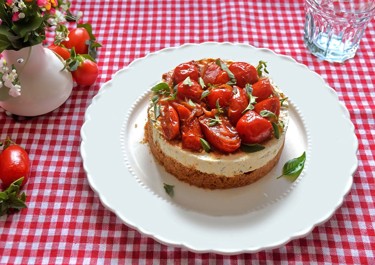 Αλμυρό τσιζκέικ με γλασαρισμένα ντοματίνια και βασιλικό