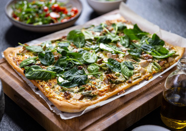 Pizza bianco med ädel- och päronost, sparris och valnötter
