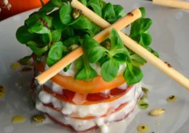 Receta con queso cottage, jamón de pato y tomate