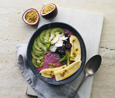Smoothie-Bowl mit Brombeeren