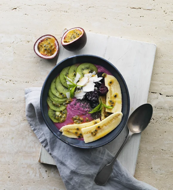 Smoothie bowl with blackberries