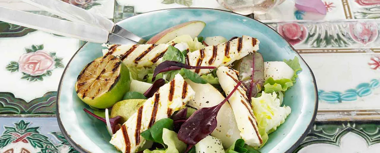 Grill cheese med melon och päronsallad