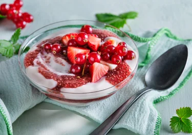 Chiapudding med yoghurt och bär