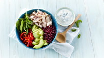 Salat med røget kylling, granatæble og avocado