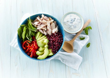 Salat med røget kylling, granatæble og avocado