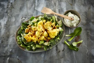 Mangefarvede bladbeder med brændt blomkål og sankthansurt tzatziki