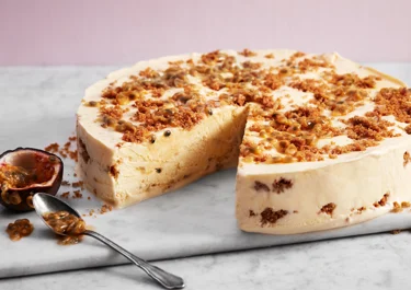 Frozen cheesecake med mango och passionsfrukt