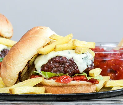 Blauwe Kaas burger met tomaten-sjalotjam