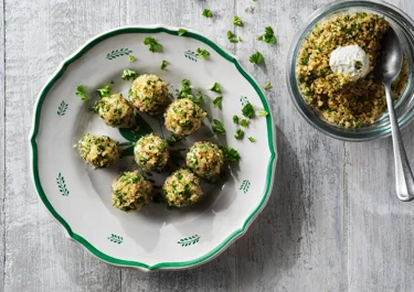 Ädelostbollar med valnötscrumble