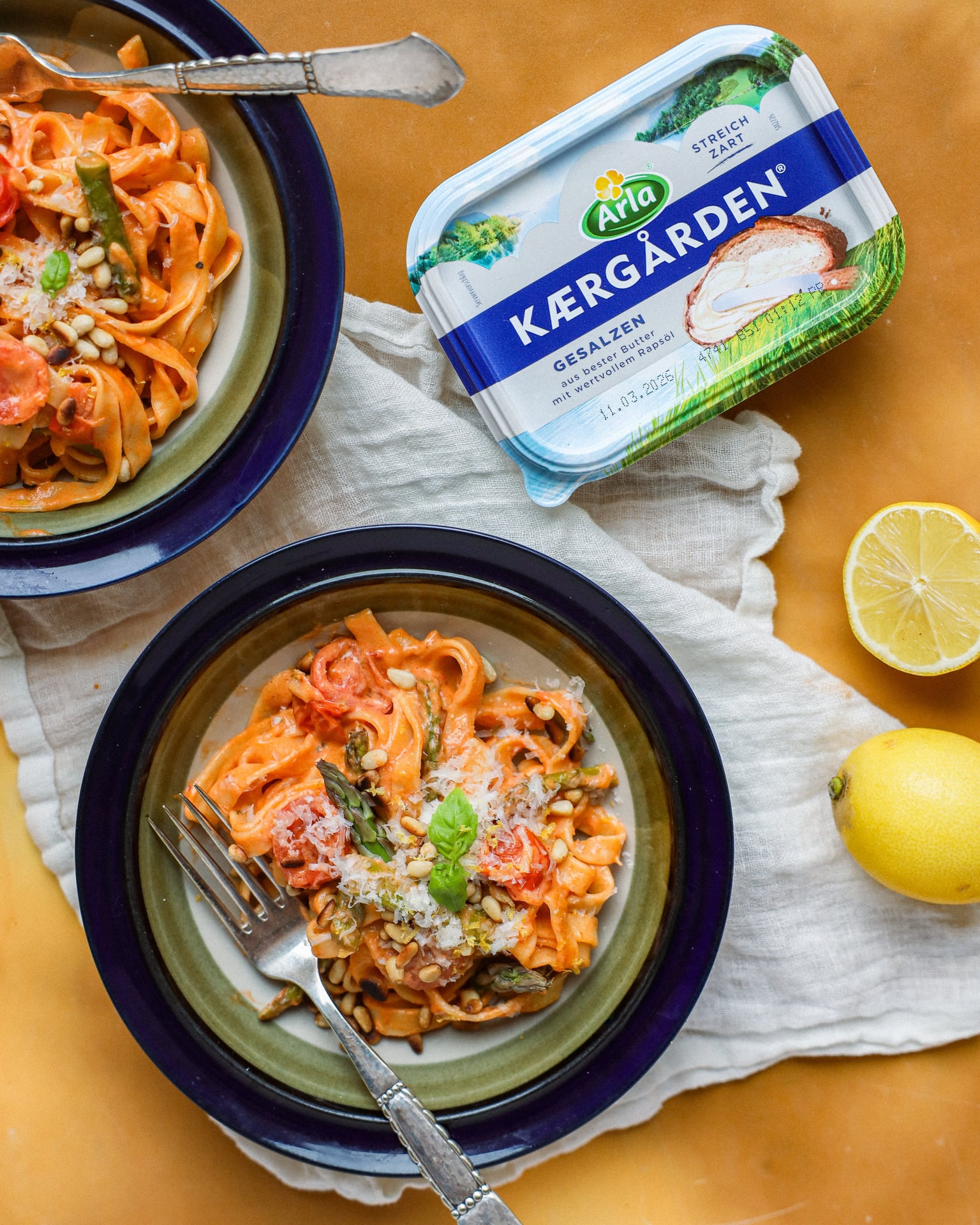 Pasta mit grünem Spargel und Tomaten