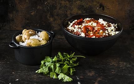 Het paprikaragu med salt potatis och smulad vitost