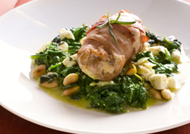 Pekoni-broilerifileet ja välimerellinen pinaatti-juustokastike