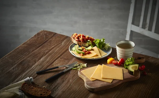 Bruschetta mit Cheddar und Avocado