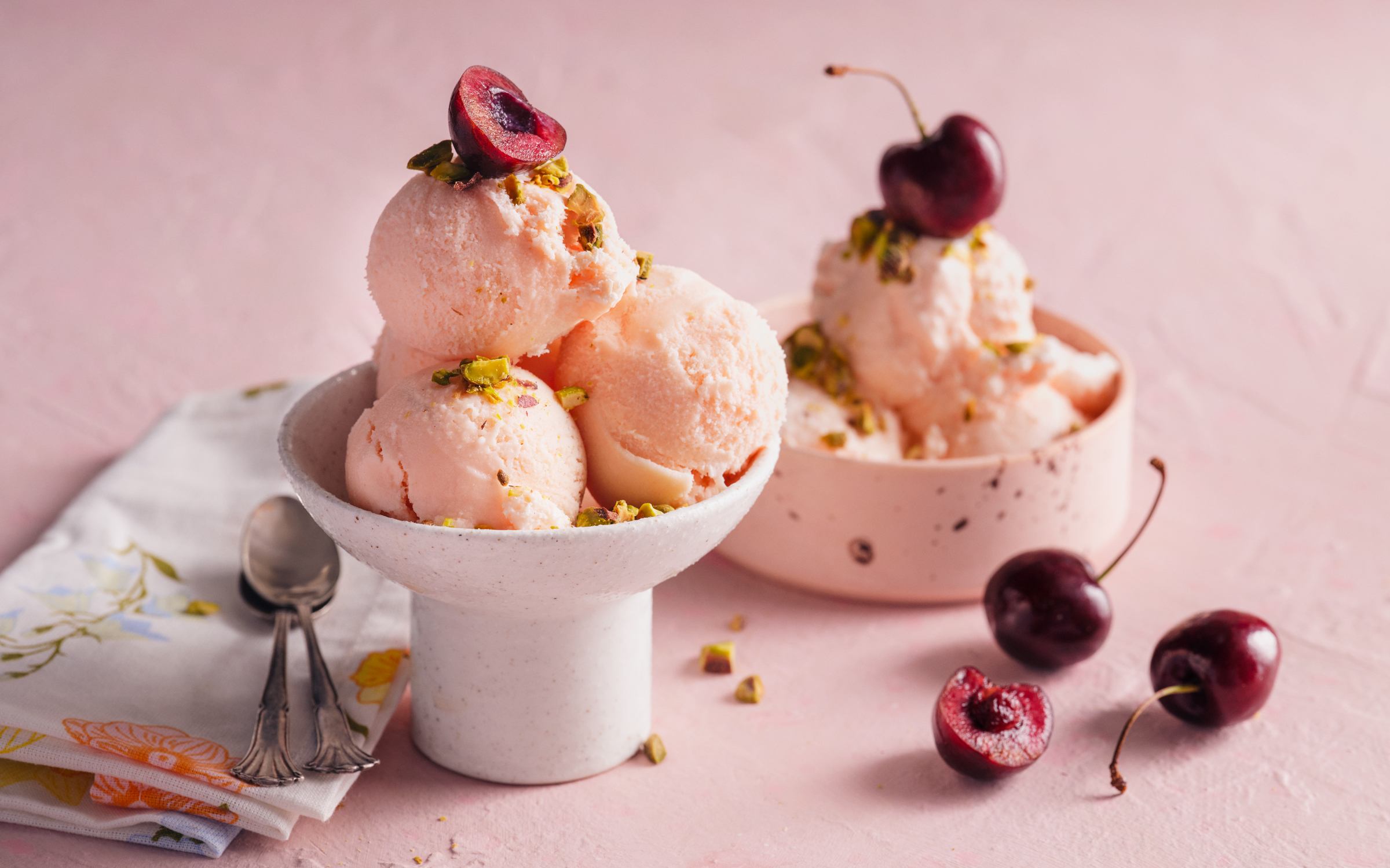 Rosa gelato med smak av jordgubb