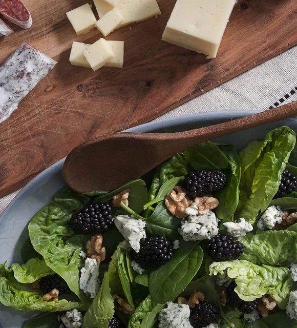 Blue cheese salad with walnuts and blackberries